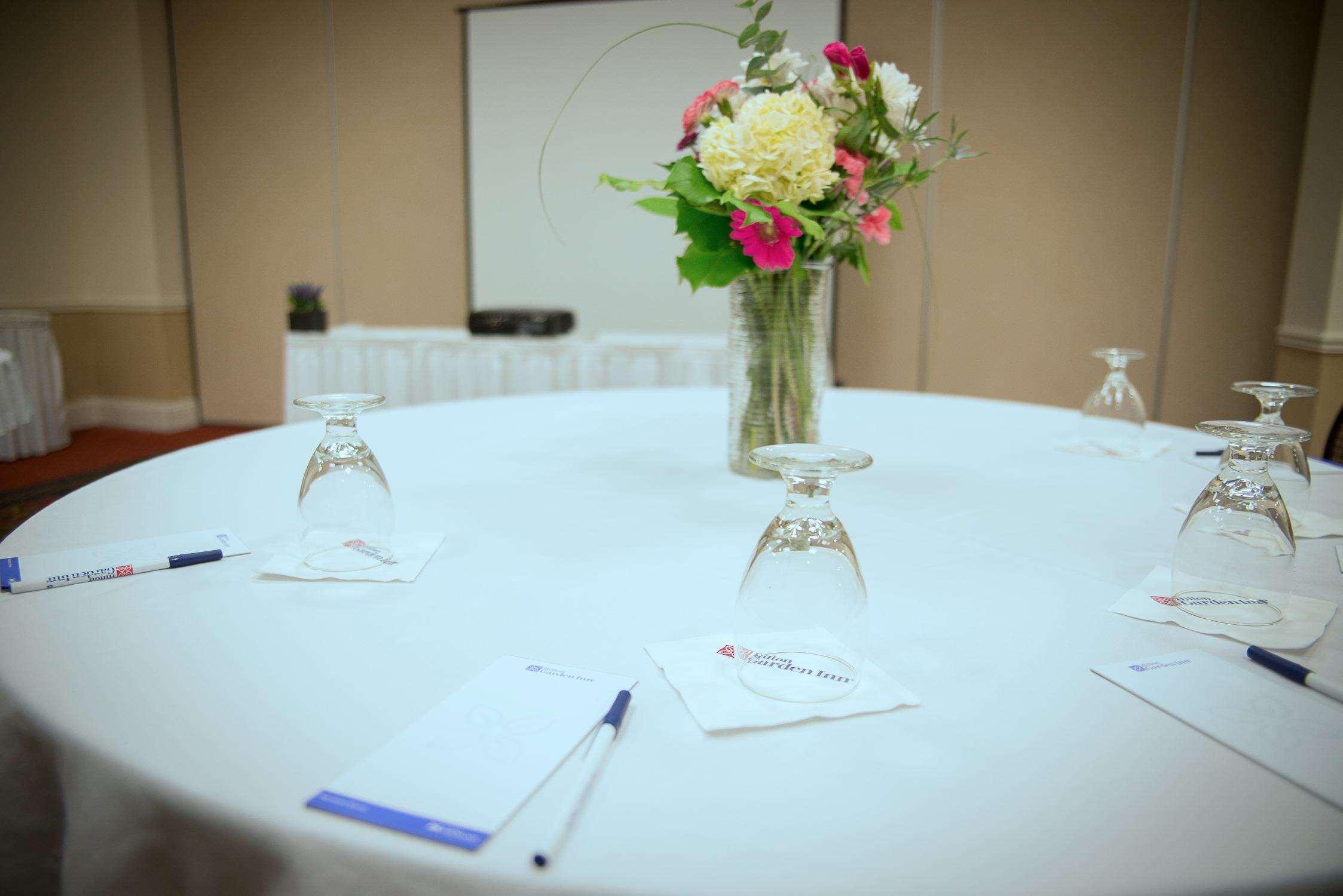 Hilton Garden Inn Halifax Airport Enfield Экстерьер фото