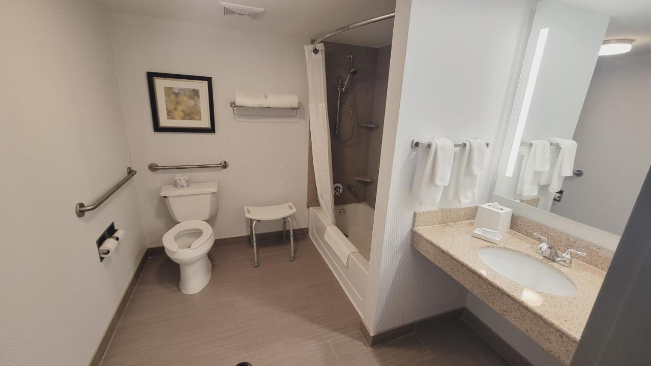 Hilton Garden Inn Halifax Airport Enfield Экстерьер фото